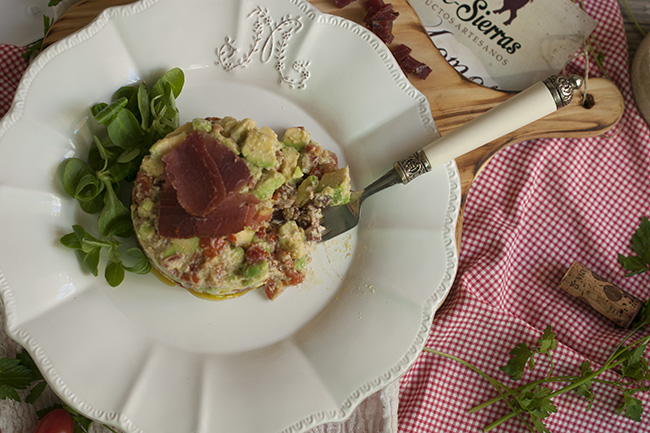 Tartar de tomate y aguacate de la Costa Tropical con ajoblanco y cecina de Graná - Sabor Granada Tartar de tomate y aguacate de la Costa Tropical con ajoblanco y cecina de Graná - Sabor Granada
