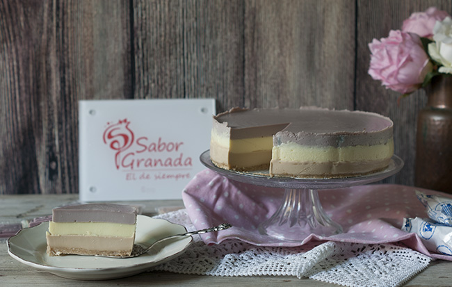 Tarta Tres Chocolates con una porción cortada Sabor Granada Tarta Tres Chocolates con una porción cortada Sabor Granada