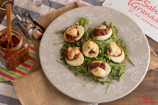 Huevos rellenos de pisto - Sabor Granada Huevos rellenos de pisto - Sabor Granada