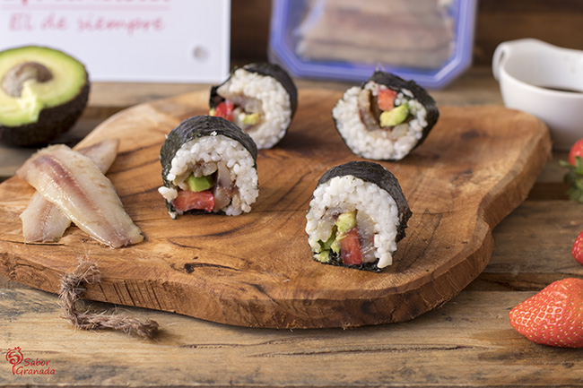 Cómo hacer sushi de sardina con aguacate y fresas - Sabor Granada Cómo hacer sushi de sardina con aguacate y fresas - Sabor Granada