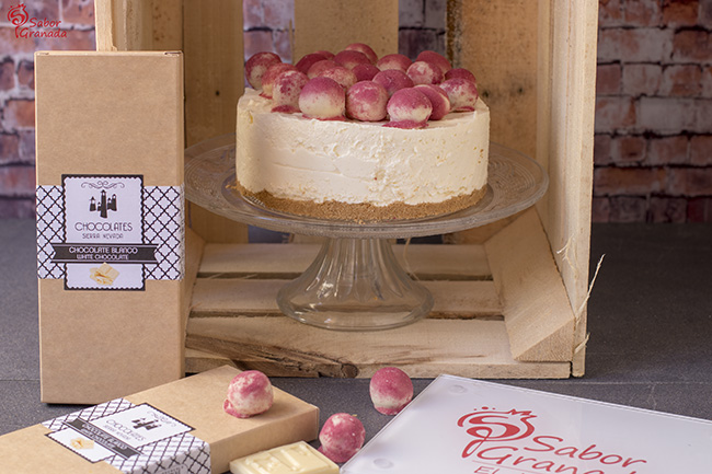 Tarta de queso y chocolate blanco con bombones de frutos rojos - Sabor Granada Tarta de queso y chocolate blanco con bombones de frutos rojos - Sabor Granada