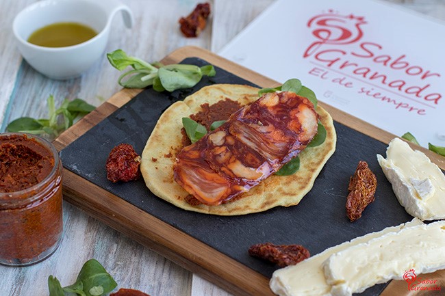 Cómo hacer piadina de chorizo ibérico, queso y paté de tomates secos - Sabor Granada Cómo hacer piadina de chorizo ibérico, queso y paté de tomates secos - Sabor Granada
