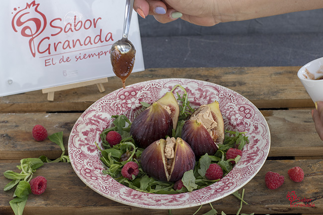 Ensalada de higos rellenos de foie y frambuesas con vinagreta de fresas al cava - Sabor Granada Ensalada de higos rellenos de foie y frambuesas con vinagreta de fresas al cava - Sabor Granada