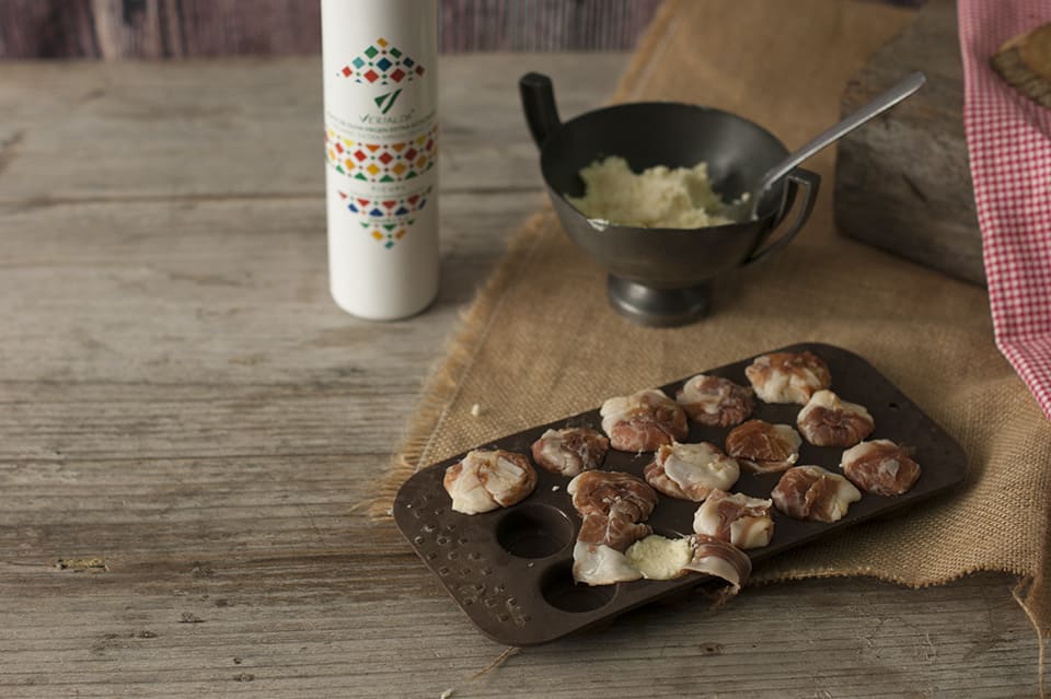 Bombones de jamón rellenos de paté de queso y aceite en elaboración - Sabor Granada Bombones de jamón rellenos de paté de queso y aceite en elaboración - Sabor Granada