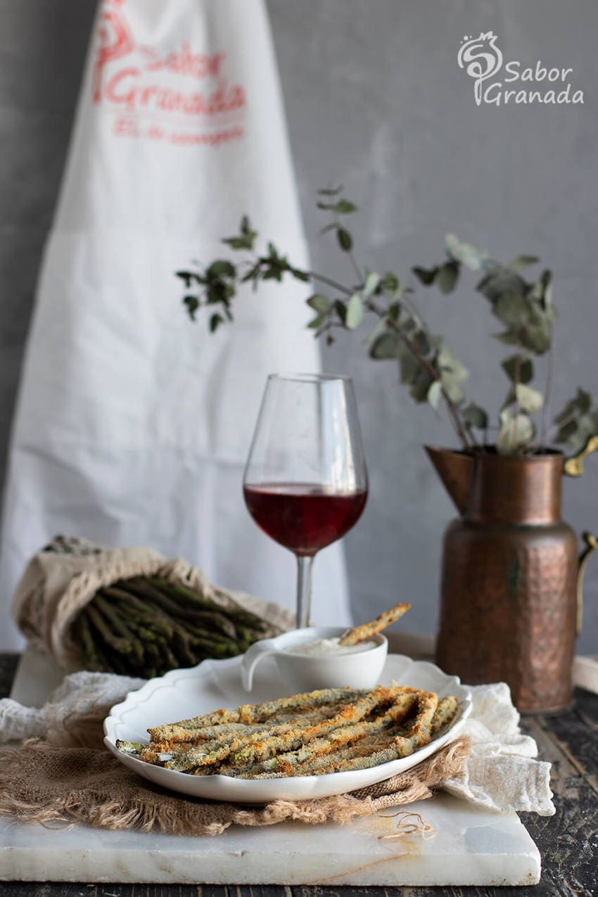 Presentación de los espárragos rebozados al horno acompañados con vino rosado - Sabor Granada Presentación de los espárragos rebozados al horno acompañados con vino rosado - Sabor Granada