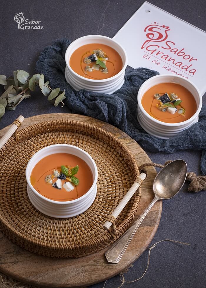 Gazpacho con berberechos y queso de la Alpujarra. Segundo plano superior - Sabor Granada Gazpacho con berberechos y queso de la Alpujarra. Segundo plano superior - Sabor Granada