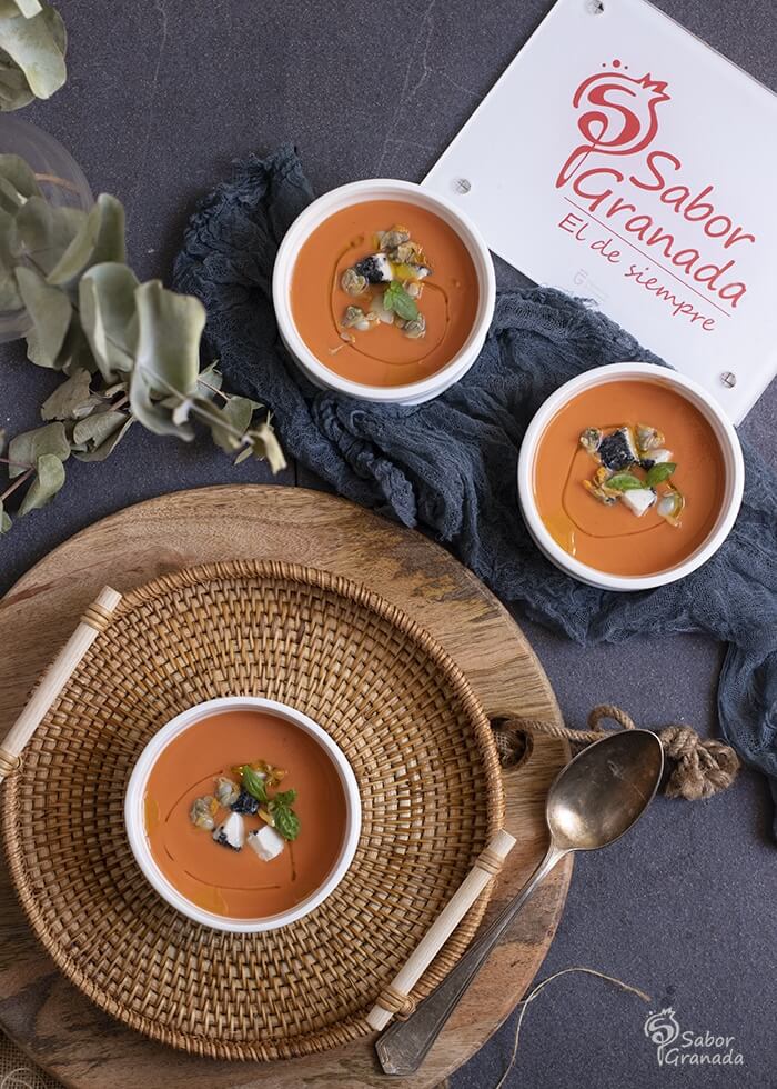 Gazpacho con berberechos y queso de la Alpujarra. Plano superior - Sabor Granada Gazpacho con berberechos y queso de la Alpujarra. Plano superior - Sabor Granada