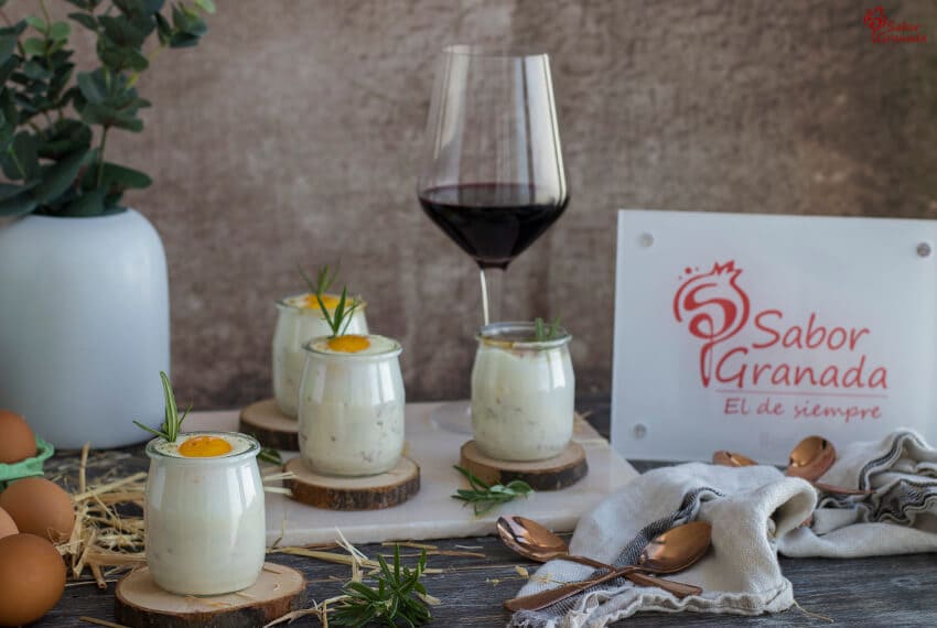 Receta de huevos al horno con nata y romero - Sabor Granada