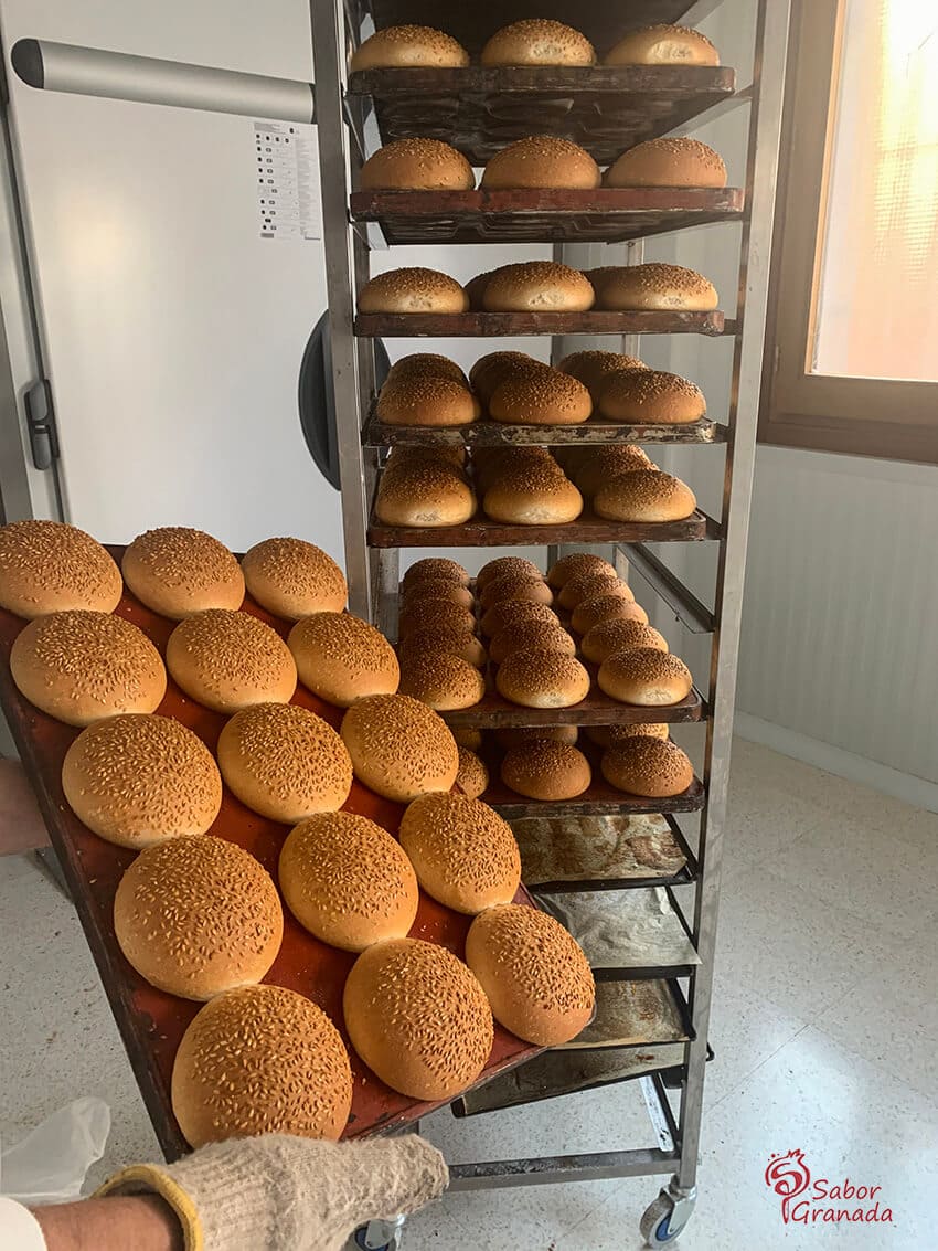 Panes de hamburguesa recién elaborados de la Panadería Gerardo - Sabor Granada Panes de hamburguesa recién elaborados de la Panadería Gerardo - Sabor Granada