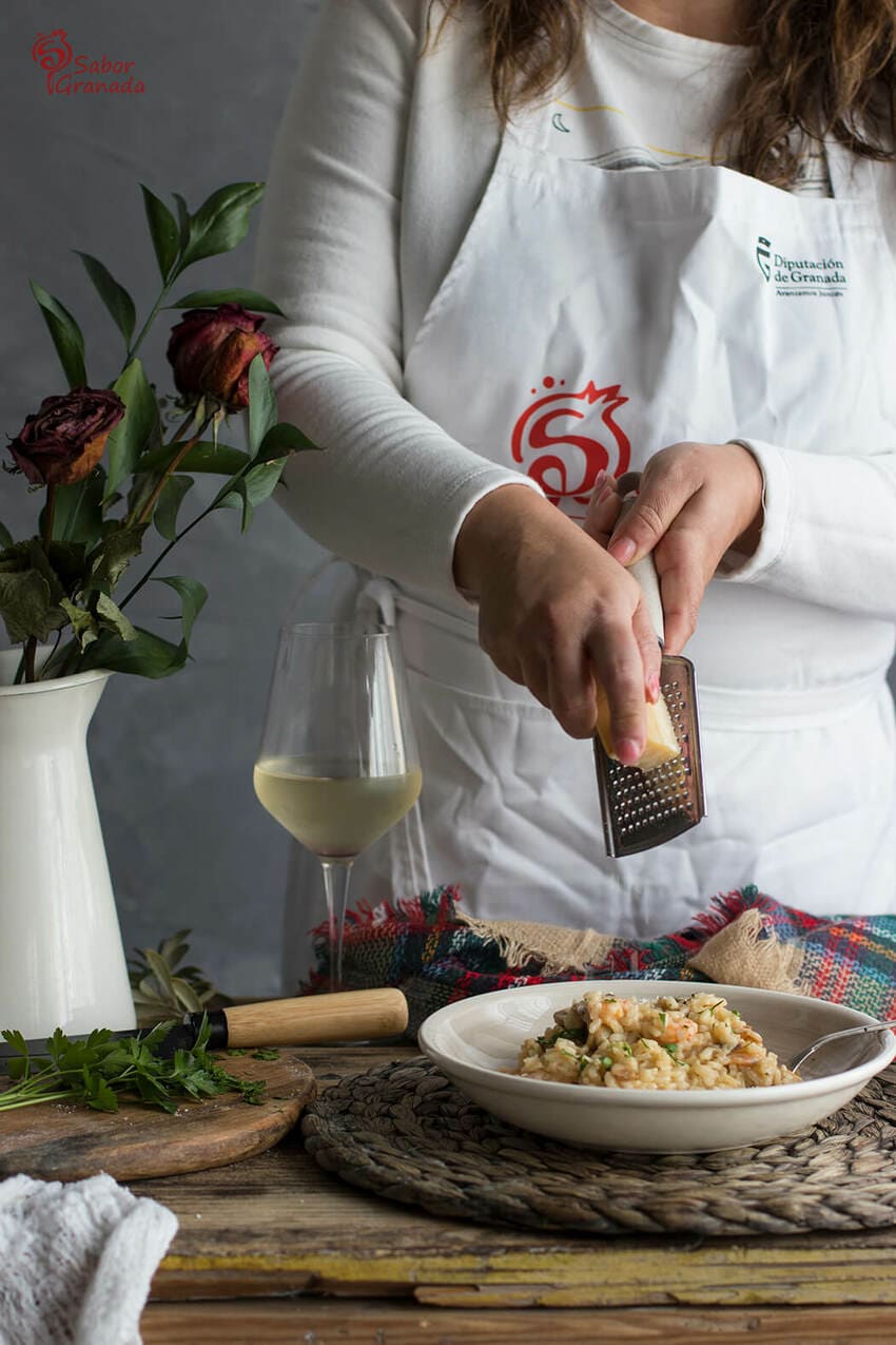 Elaboración de risotto de langostinos y champiñones - Sabor Granada Elaboración de risotto de langostinos y champiñones - Sabor Granada