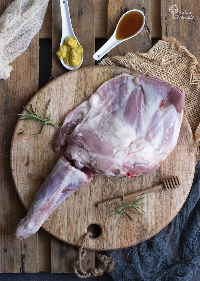 Cordero segureño, ingrediente principal de la receta de cordero al horno a la miel y mostaza - Sabor Granada Cordero segureño, ingrediente principal de la receta de cordero al horno a la miel y mostaza - Sabor Granada