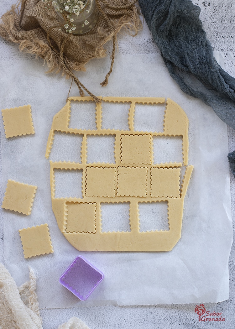 Cortando galletas de mantequilla - Sabor Granada Cortando galletas de mantequilla - Sabor Granada