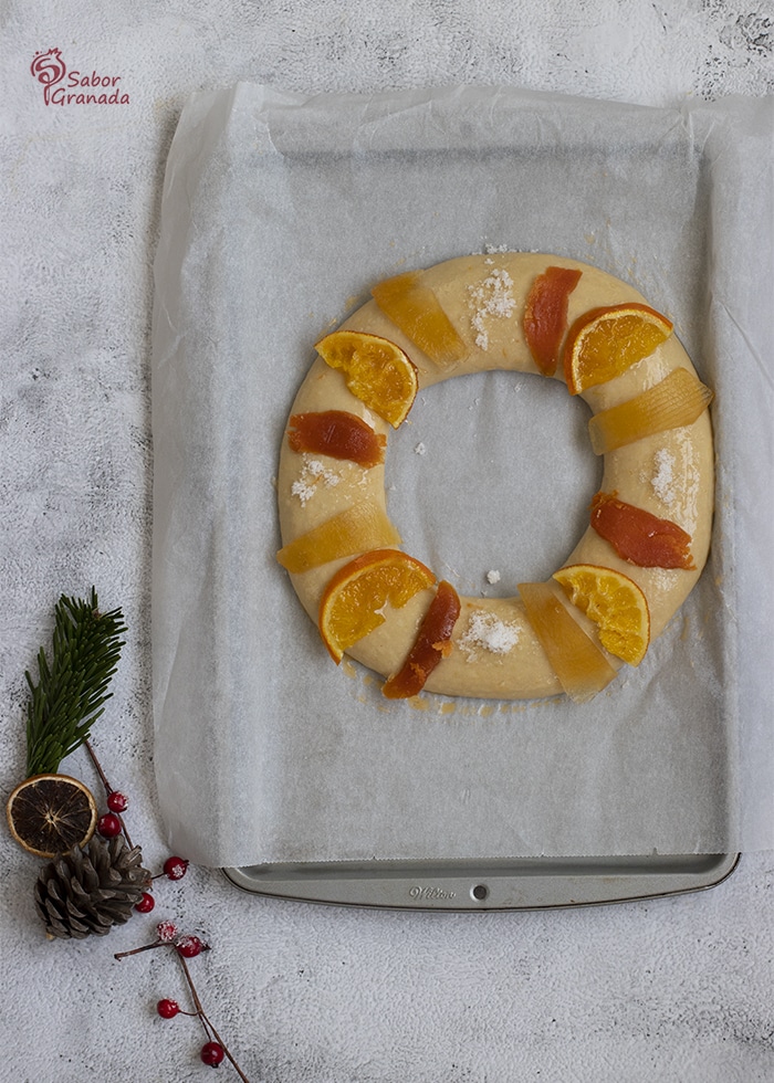 Elaboración de roscón de reyes en proceso - Sabor Granada Elaboración de roscón de reyes en proceso - Sabor Granada