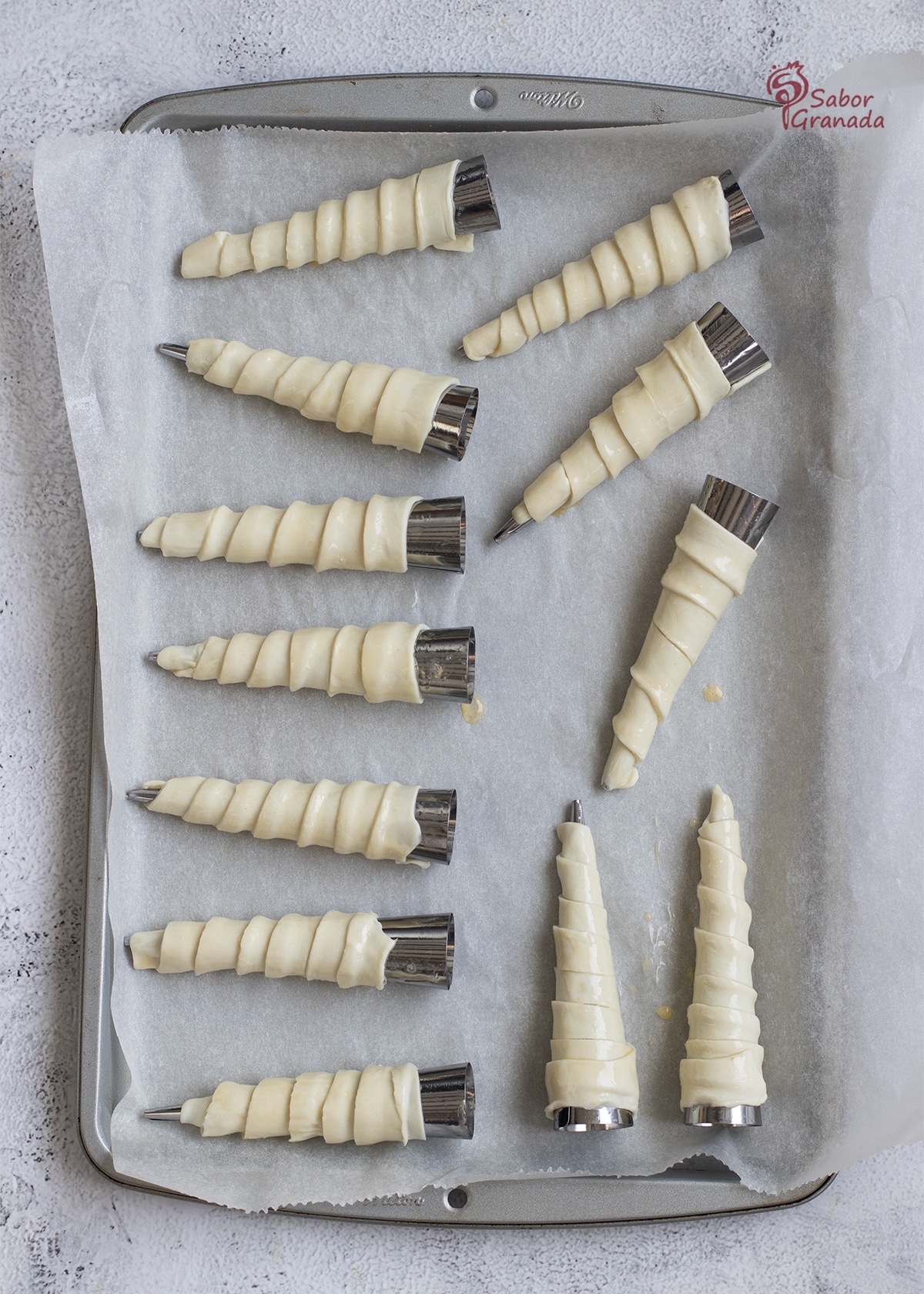 Primer paso para hacer canutillos rellenos de crema pastelera: preparados en el molde - Sabor Granada Primer paso para hacer canutillos rellenos de crema pastelera: preparados en el molde - Sabor Granada