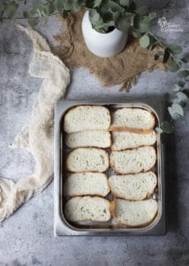 Pan para hacer las torrijas tradicionales en la fuente al revés para empapar bien por los dos lados - Sabor Granada Pan para hacer las torrijas tradicionales en la fuente al revés para empapar bien por los dos lados - Sabor Granada