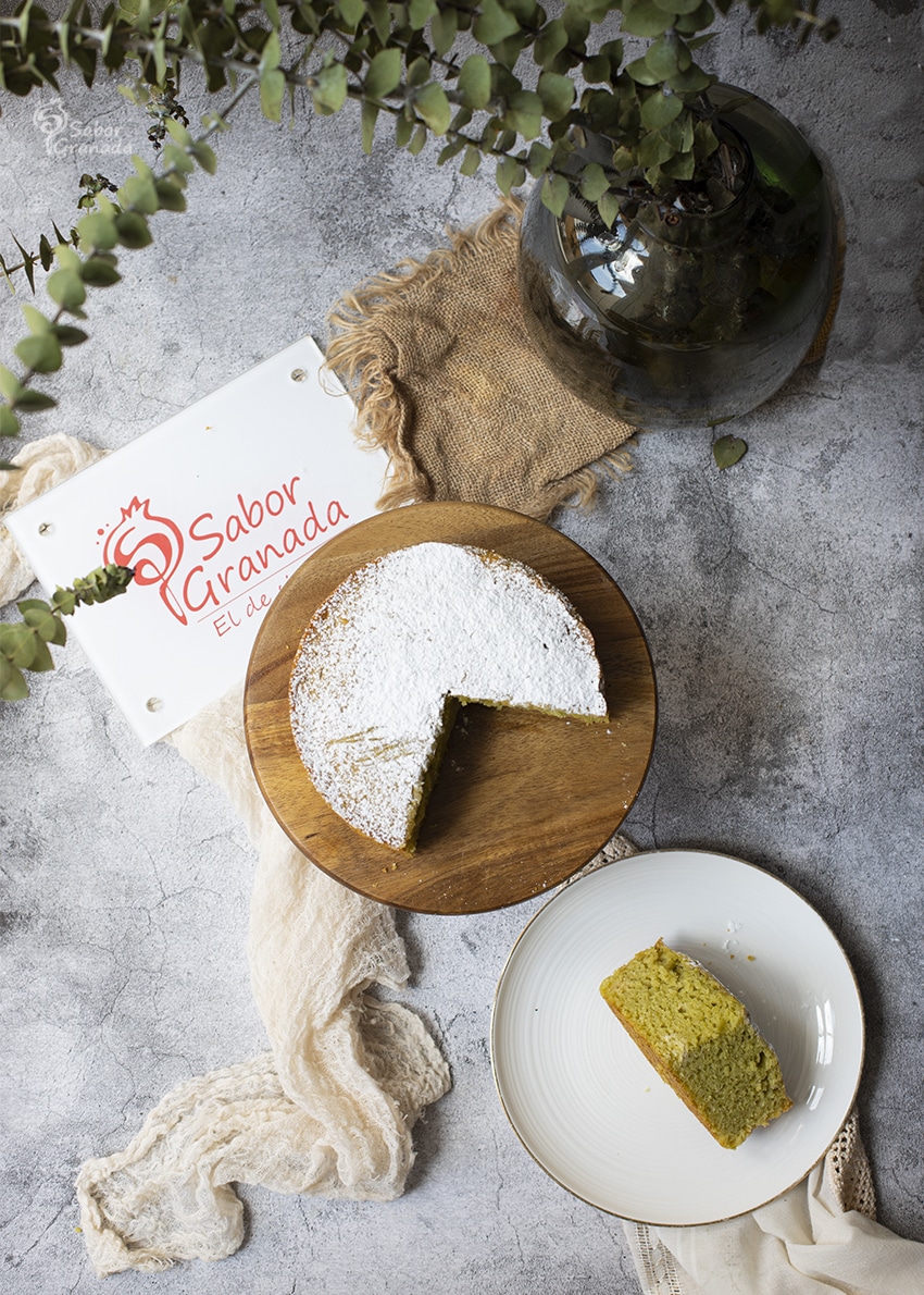Porción de bizcocho de aguacate en plato - Sabor Granada Porción de bizcocho de aguacate en plato - Sabor Granada