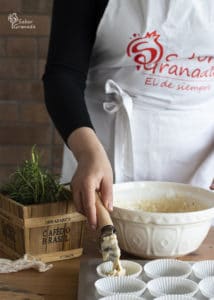 Octavo paso de la receta de magdalenas de queso y romero: rellenamos con la masa las cápsulas de papel de magdalenas - Sabor Granada
