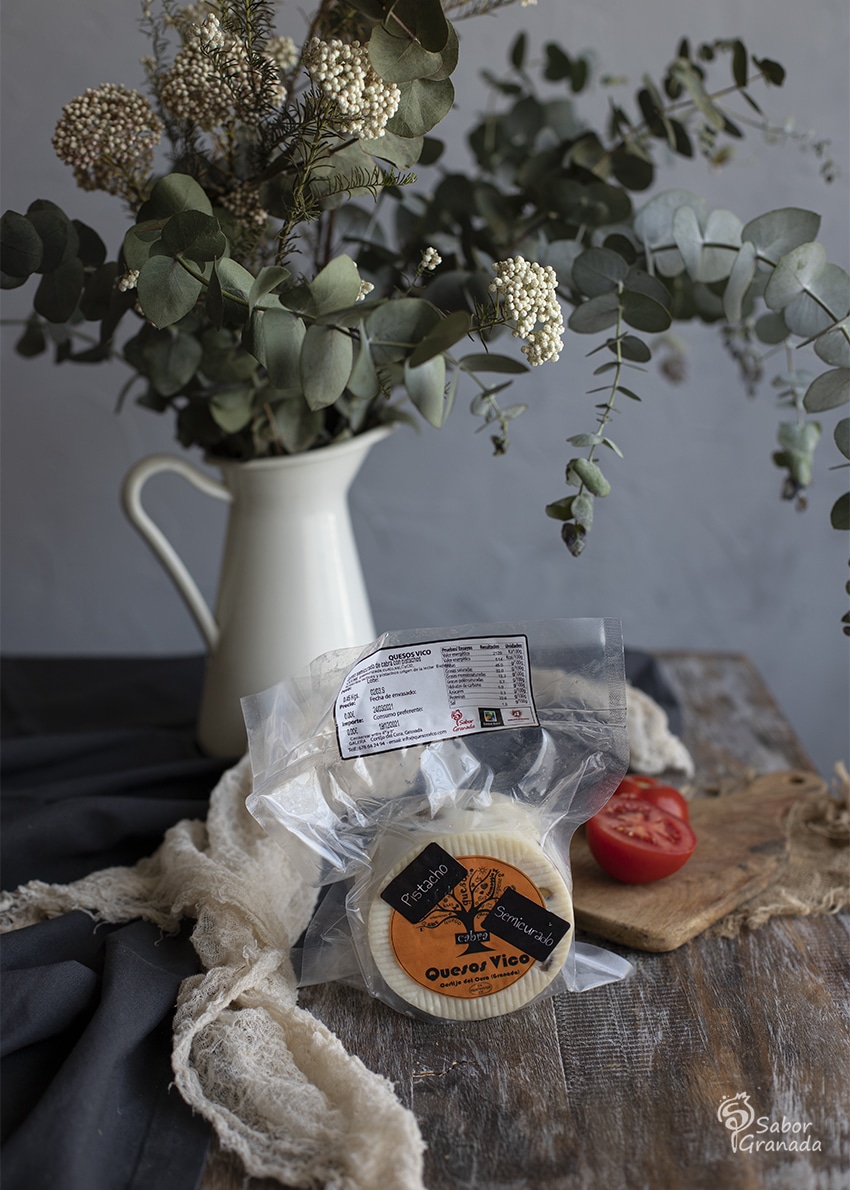 Queso Vico con pistachos para hacer el carpaccio de tomate con anchoas y pistachos - Sabor Granada Queso Vico con pistachos para hacer el carpaccio de tomate con anchoas y pistachos - Sabor Granada