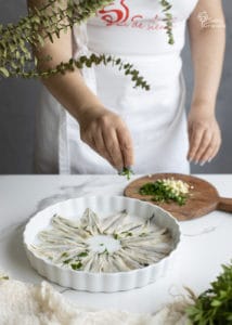Añadimos perejil a los boquerones en vinagre - Sabor Granada Añadimos perejil a los boquerones en vinagre - Sabor Granada