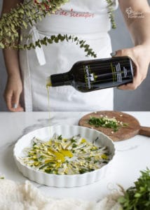 Echando el AOVE a los boquerones en vinagre - Sabor Granada Echando el AOVE a los boquerones en vinagre - Sabor Granada