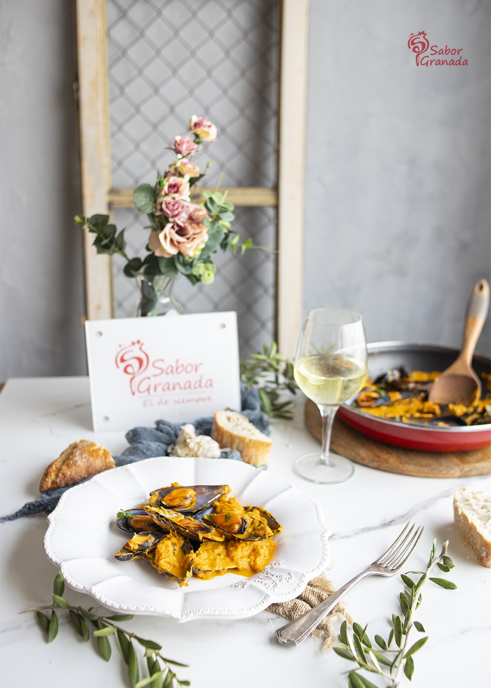 Mejillones al ron en plato - Sabor Granada Mejillones al ron en plato - Sabor Granada