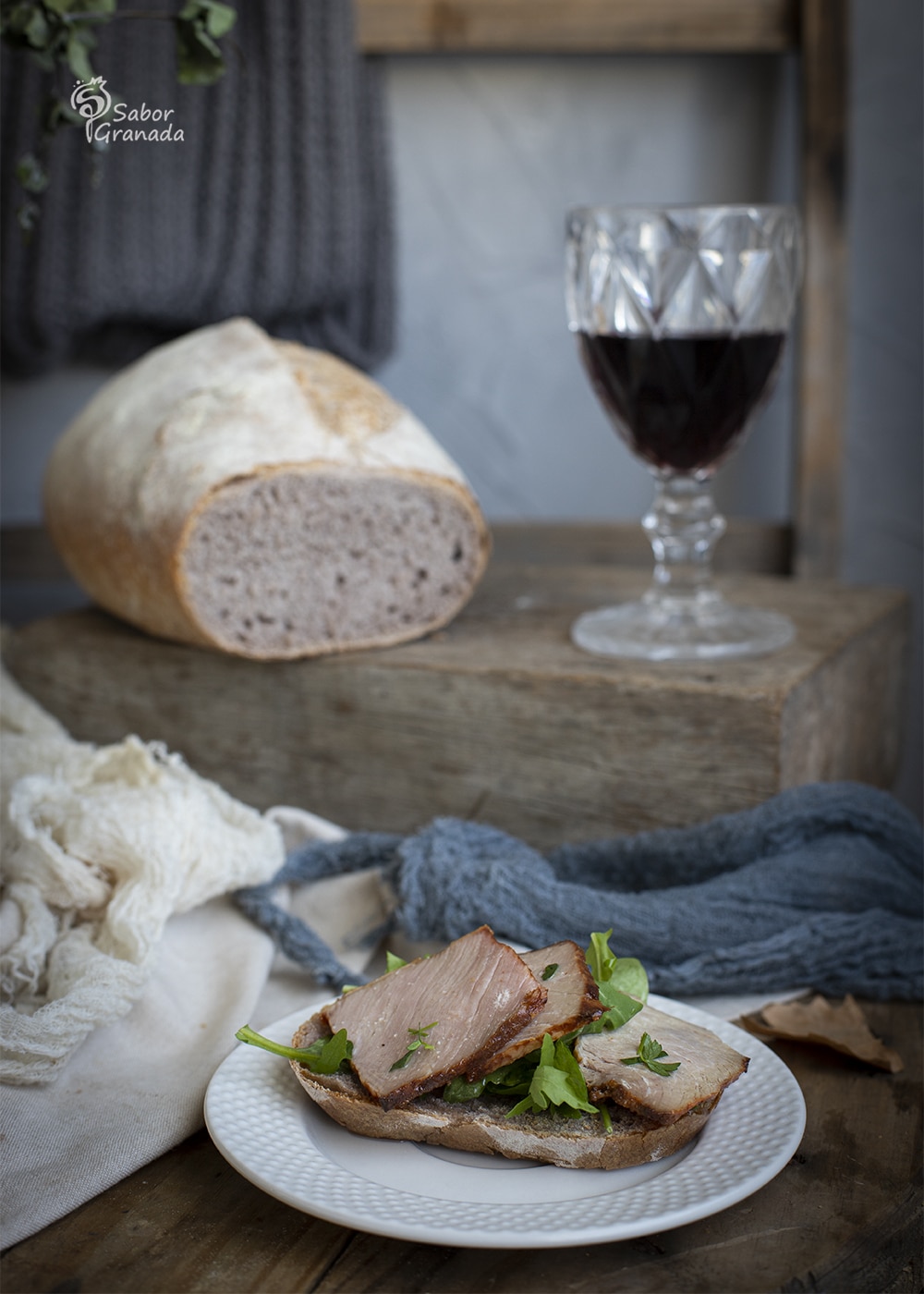 Tostas de pan de vino tinto con lomo de orza - Sabor Granada Tostas de pan de vino tinto con lomo de orza - Sabor Granada