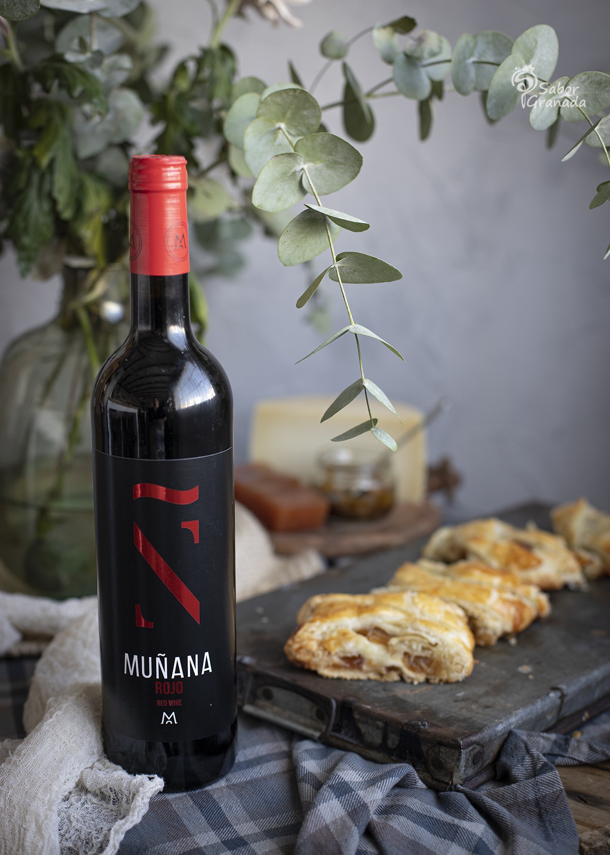 Muñana Rojo de Bodegas Muñana para maridar la trenza de hojaldre rellena - Sabor Granada Muñana Rojo de Bodegas Muñana para maridar la trenza de hojaldre rellena - Sabor Granada